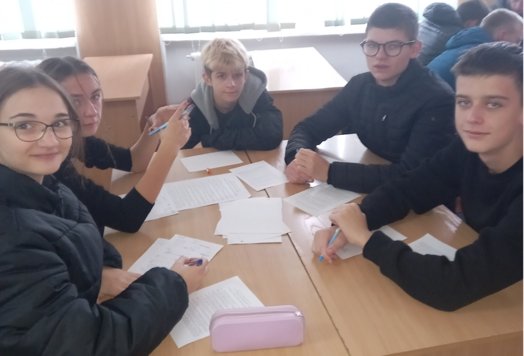 «Гаврики» (П-11): Федорчук Ангеліна, Маслова Ірина, Масний Ярослав, Данюк Микола, Сирота Микола
